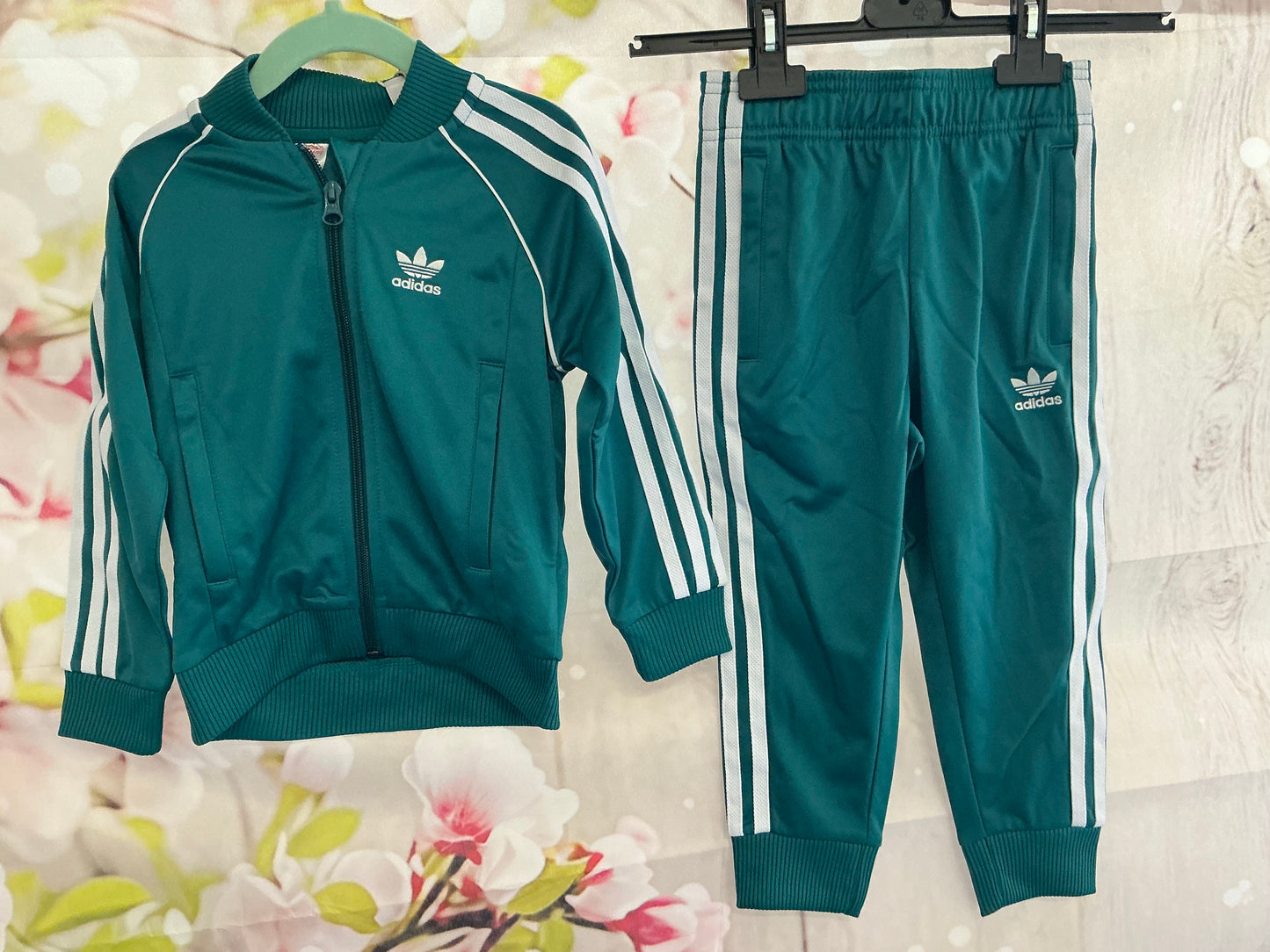 Boys adidas tracksuit age 3/4 years new with tags 0330