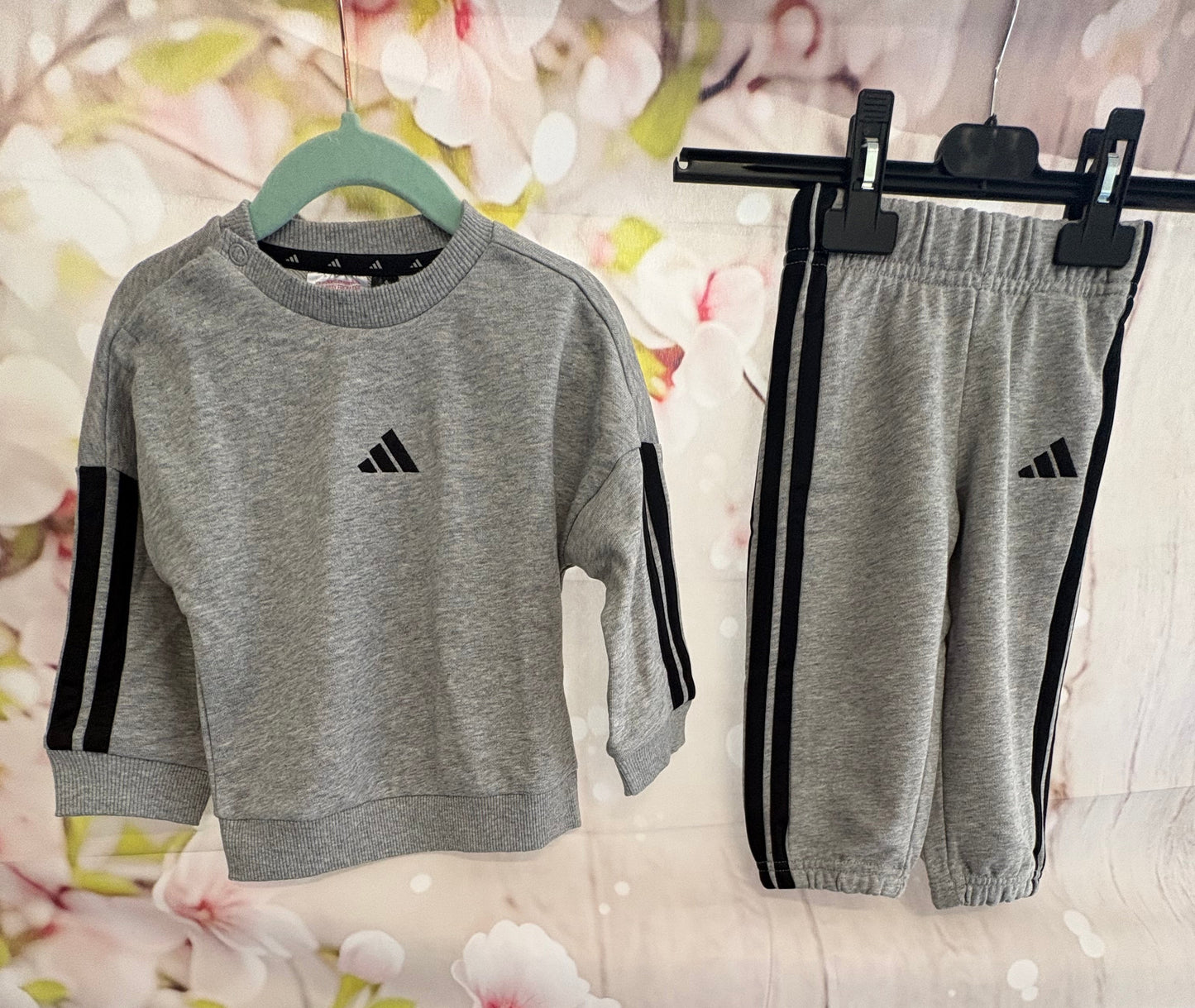 Infants adidas tracksuit set age 9/12 months 0374
