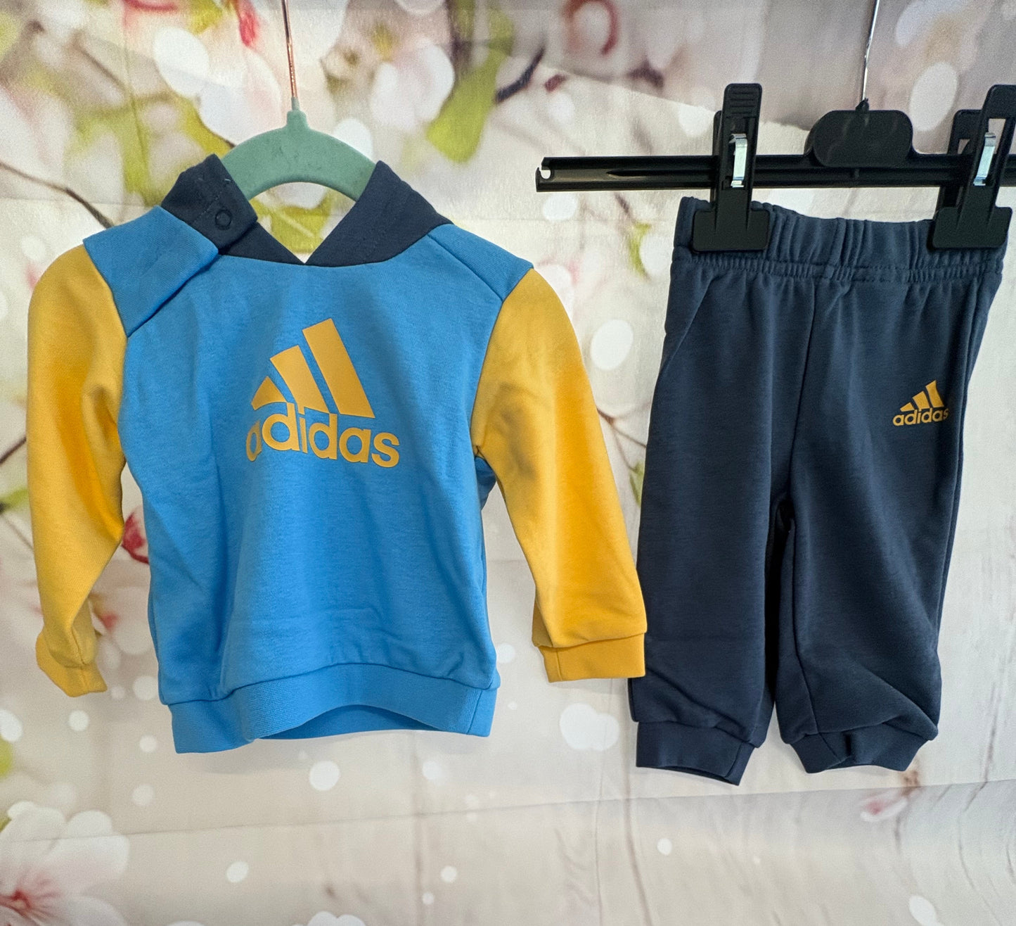 Infants adidas tracksuit set with hood age 3/6 months 0375